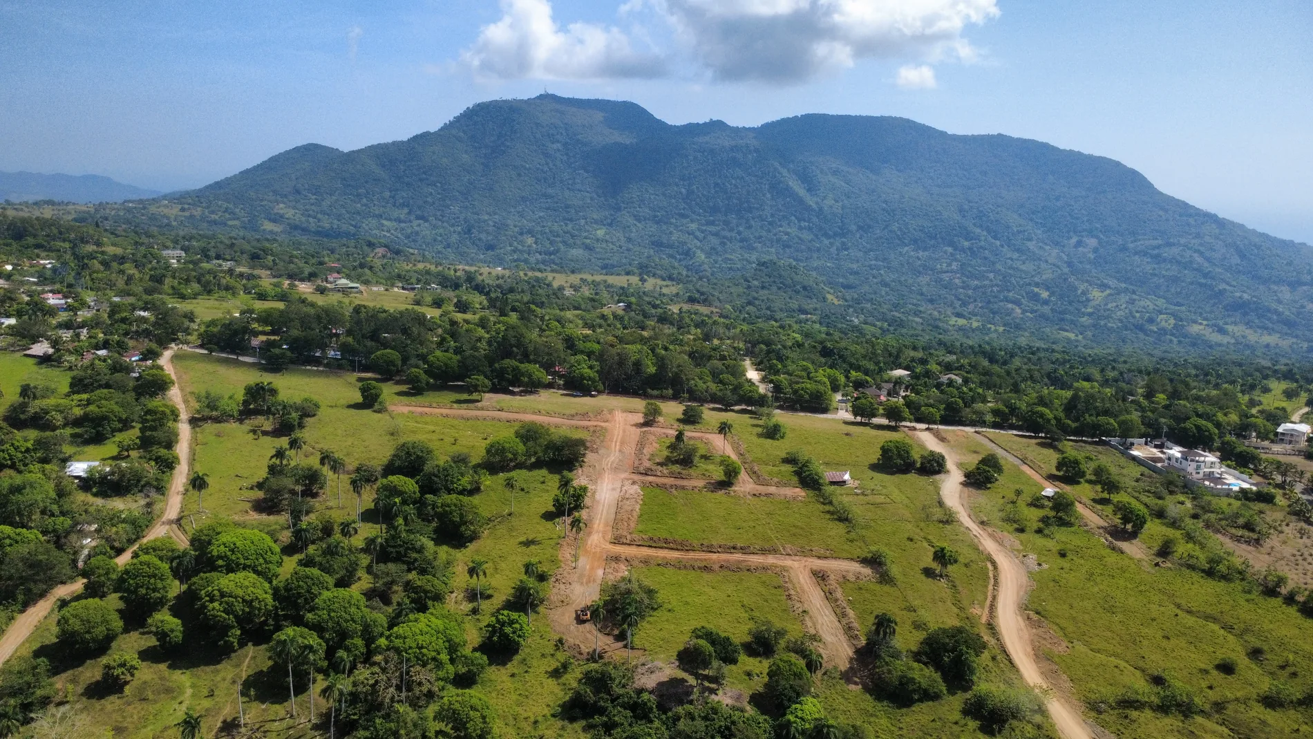 Vista aérea real del terreno de Haciendas Horizonte con caminos y áreas delimitadas.